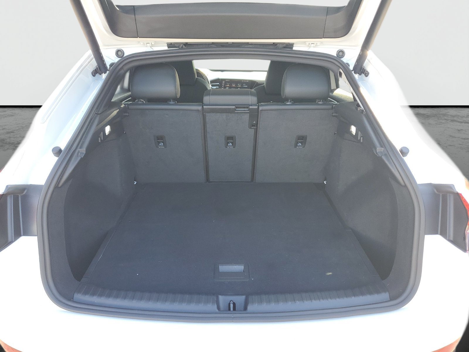 Used 2024 Audi Q4 e-tron Premium Plus w/ Premium Plus AWD/4WD image 8