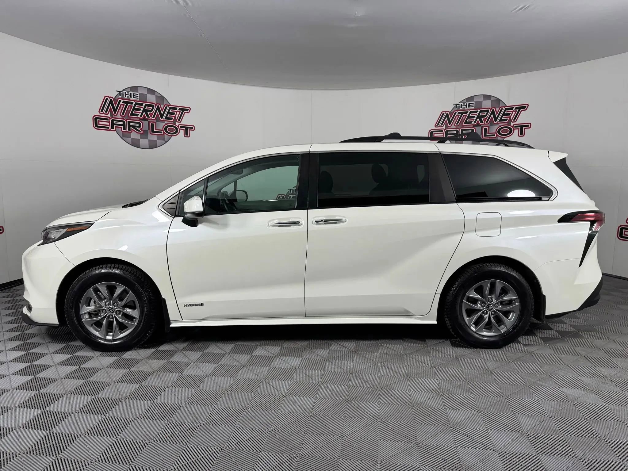 Used 2021 Toyota Sienna XLE image 4