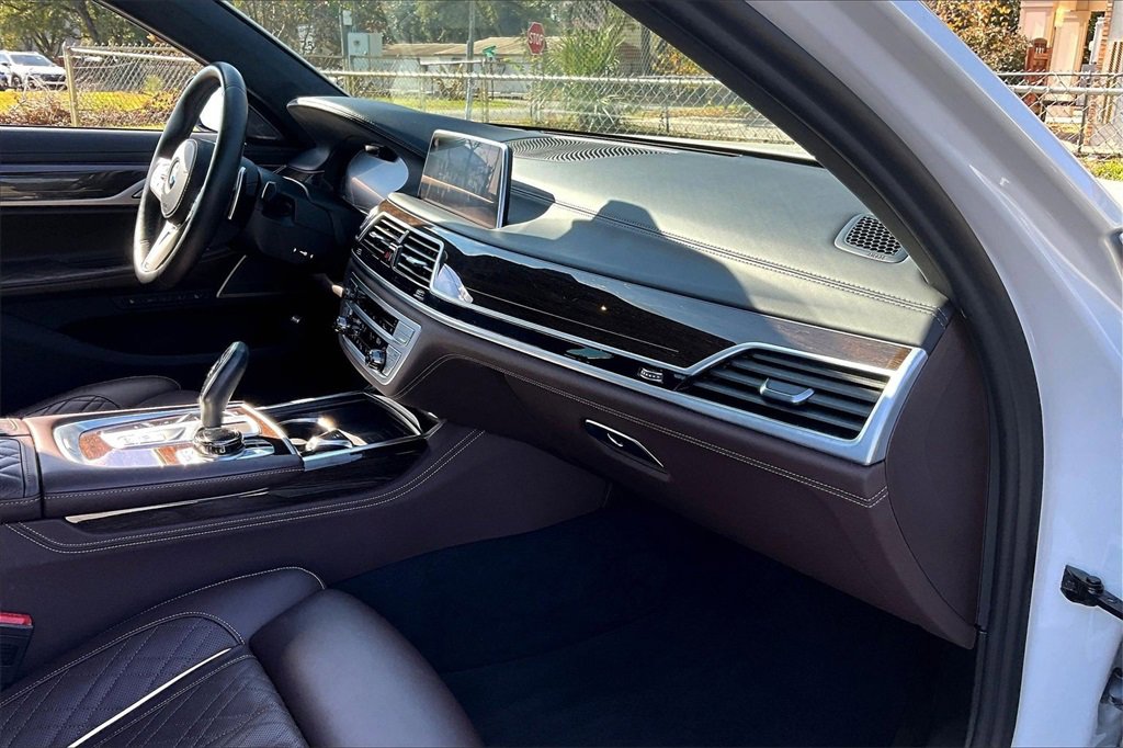Used 2022 BMW 750i xDrive w/ Luxury Rear Seating Package image 23