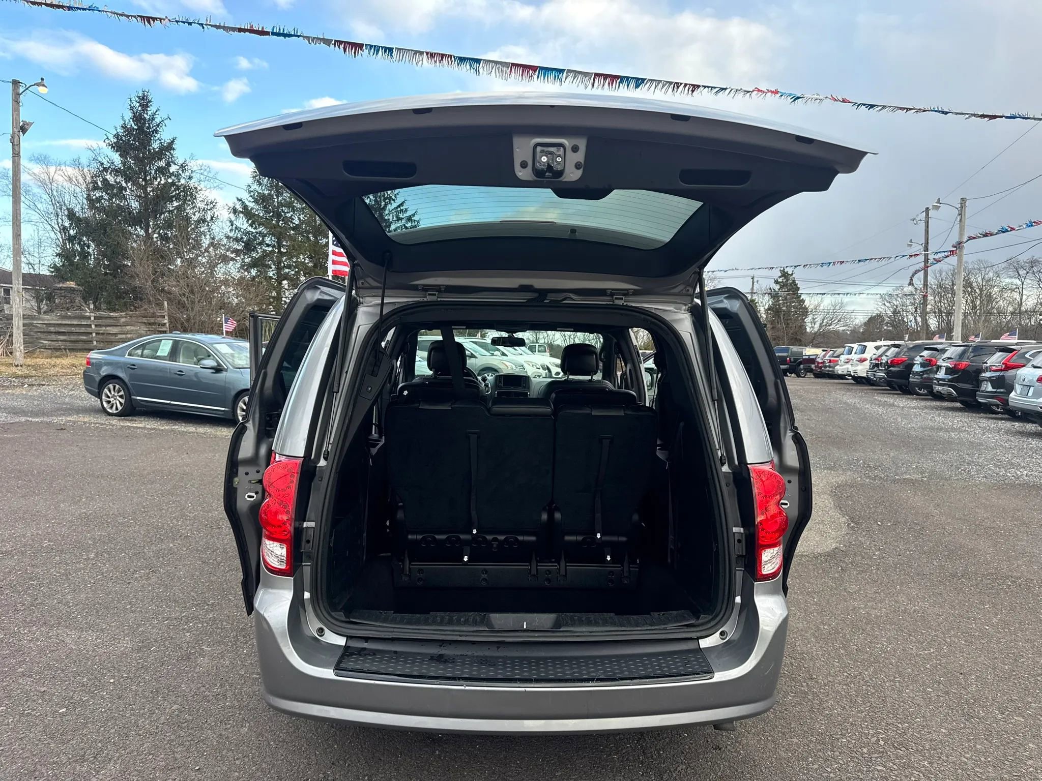 Used 2016 Dodge Grand Caravan SXT image 9