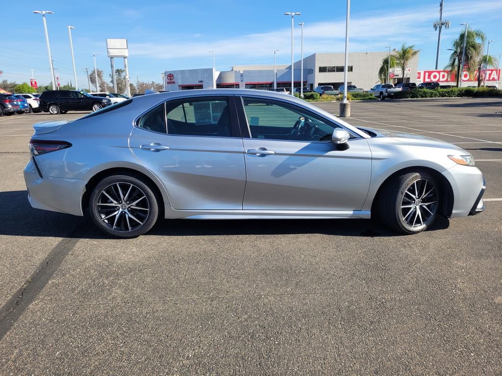 Used 2022 Toyota Camry SE FWD image 3