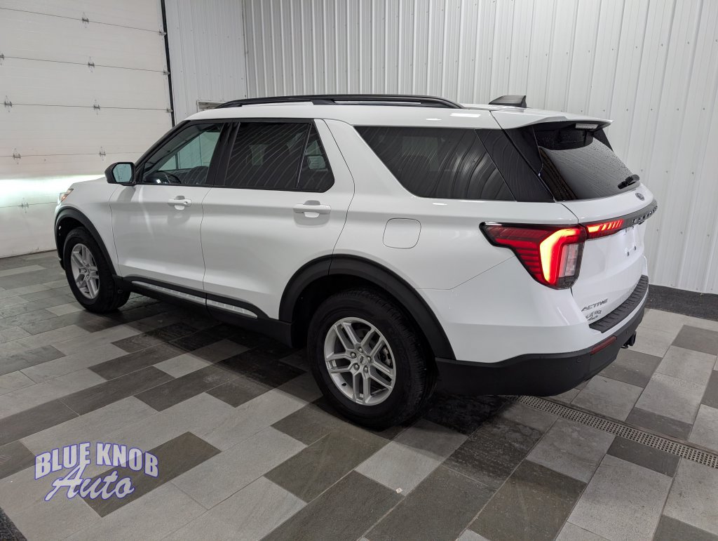 Used 2025 Ford Explorer Active AWD/4WD image 2