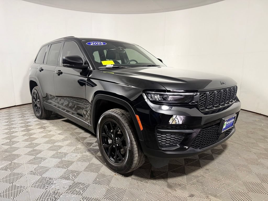 Used 2025 Jeep Grand Cherokee Altitude AWD/4WD image 9