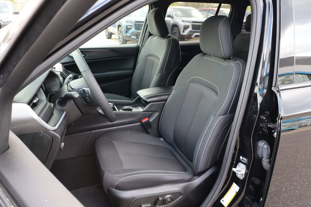 Used 2024 Jeep Grand Cherokee Laredo w/ Luxury Tech Group I AWD/4WD image 11