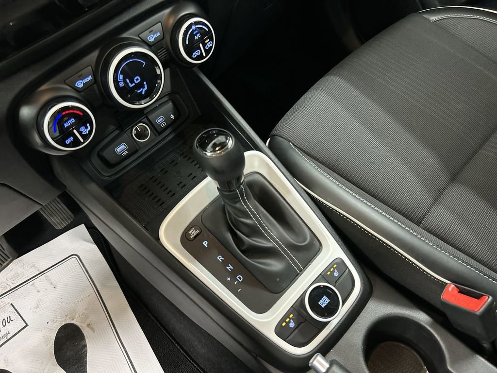 Used 2023 Hyundai Venue Limited FWD image 18