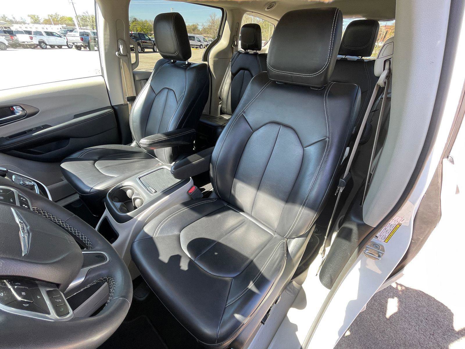 Used 2023 Chrysler Pacifica Touring-L image 10