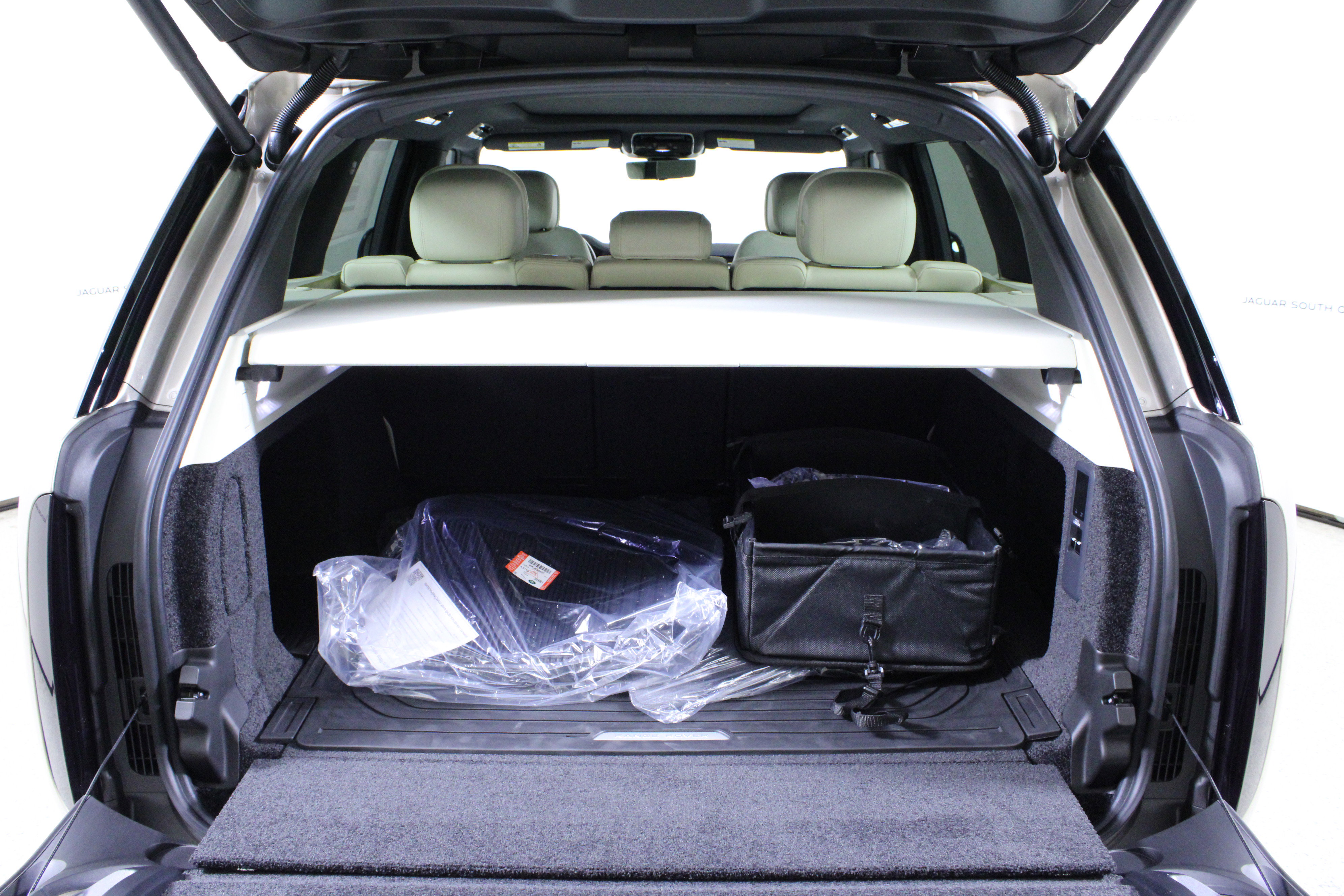 New 2026 Land Rover Range Rover SE image 9