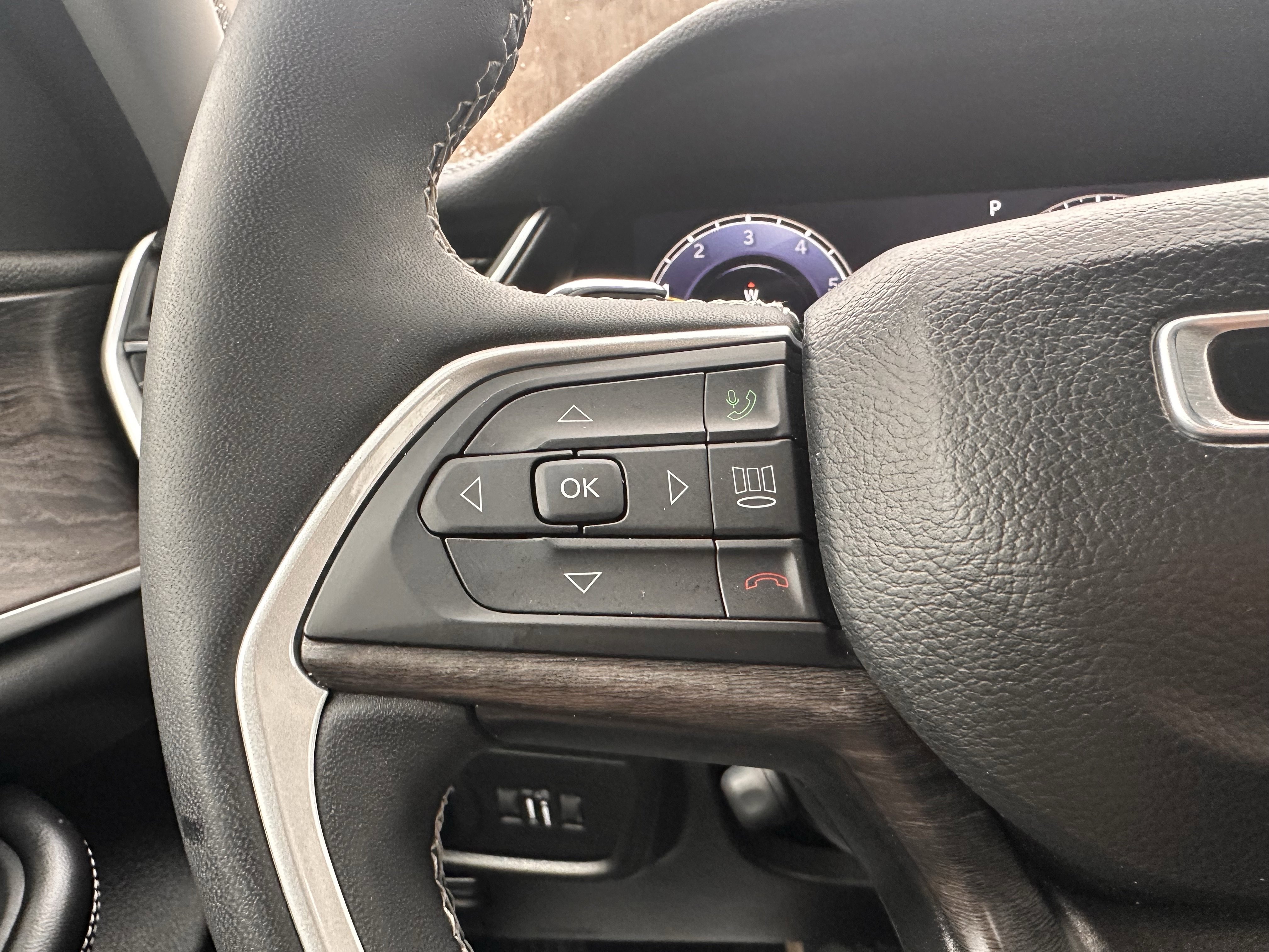 Used 2023 Jeep Grand Cherokee Limited w/ Luxury Tech Group II image 10