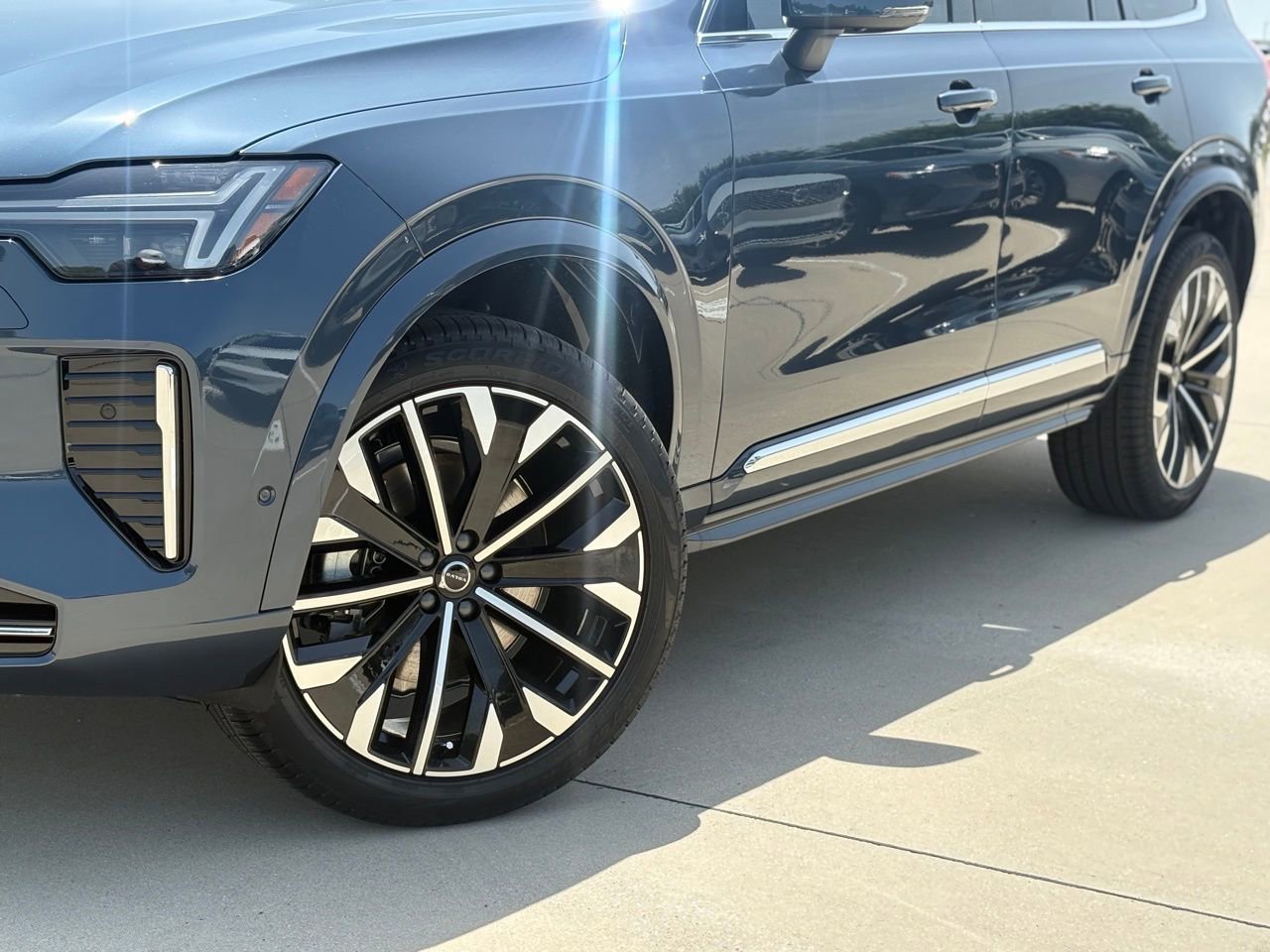 New 2026 Volvo XC90 B6 Plus w/ Protection Package Premier AWD/4WD image 8