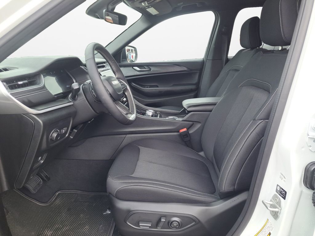 New 2025 Jeep Grand Cherokee Laredo w/ Luxury Tech Group I RWD image 19