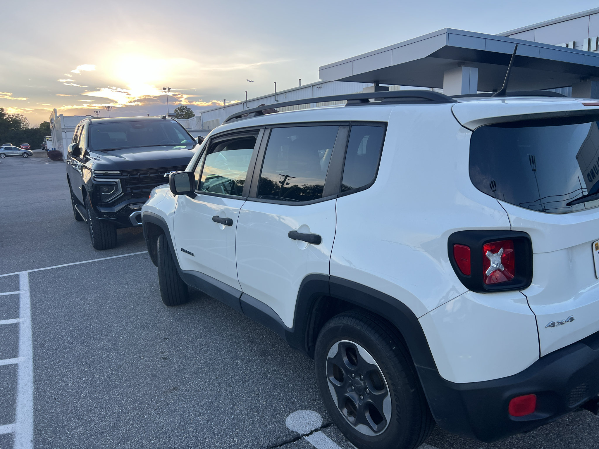Used 2017 Jeep Renegade Sport w/ Power & Air Group AWD/4WD image 2
