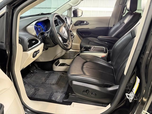 Used 2024 Chrysler Pacifica Touring-L image 12