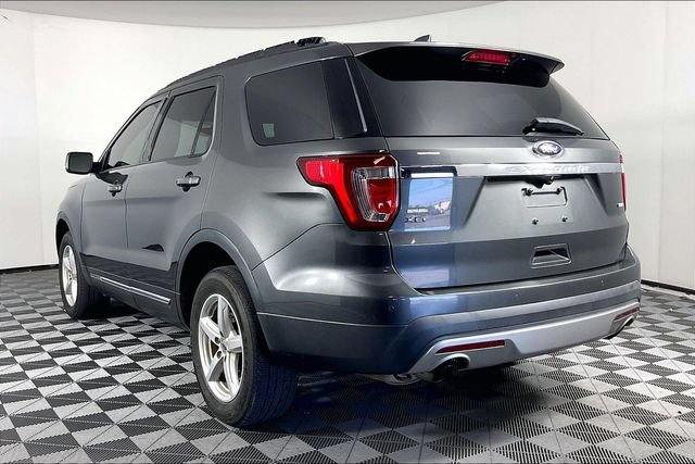 Used 2017 Ford Explorer XLT w/ Equipment Group 202A AWD/4WD image 2