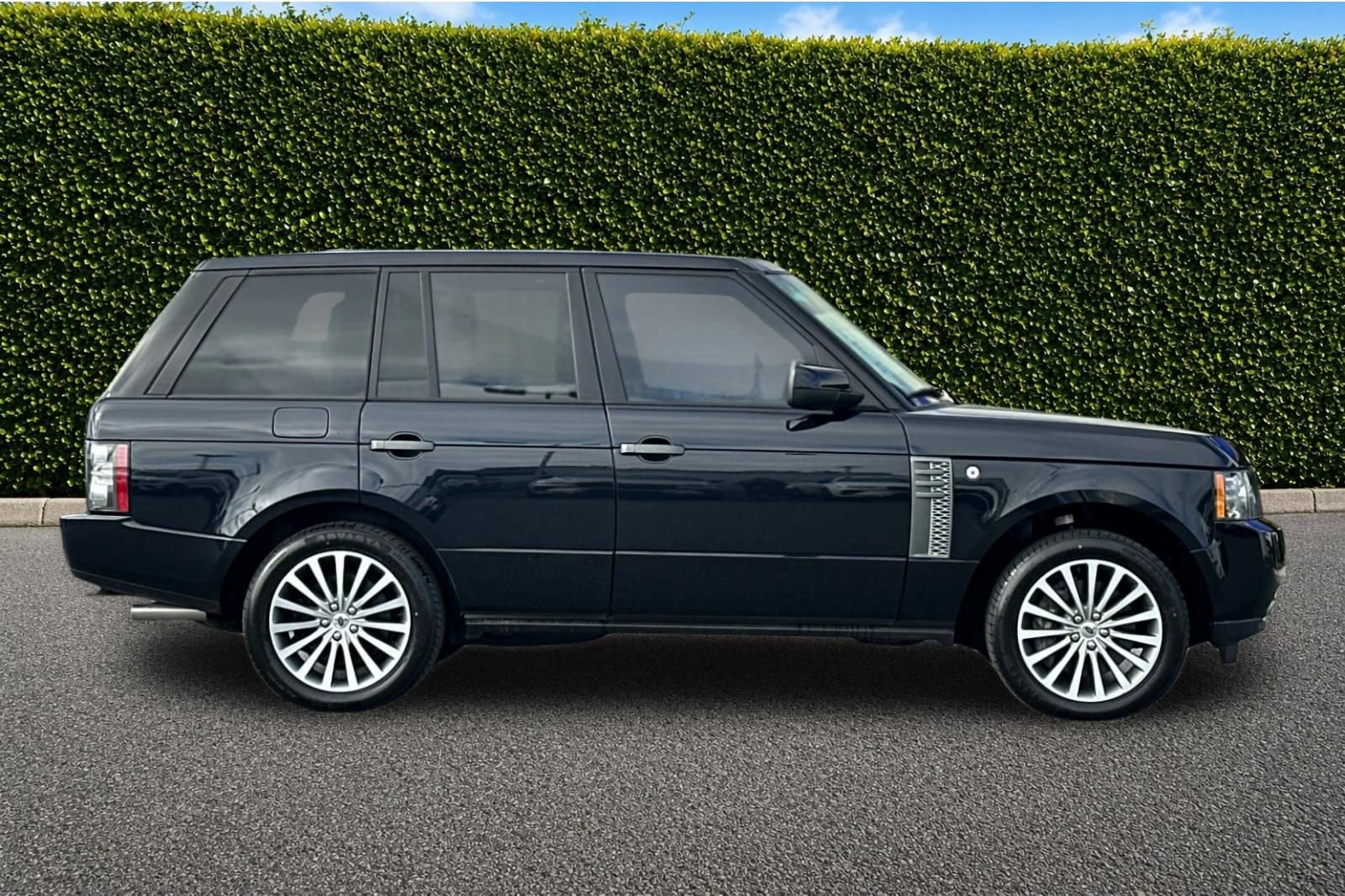 Used 2011 Land Rover Range Rover Supercharged AWD/4WD image 3