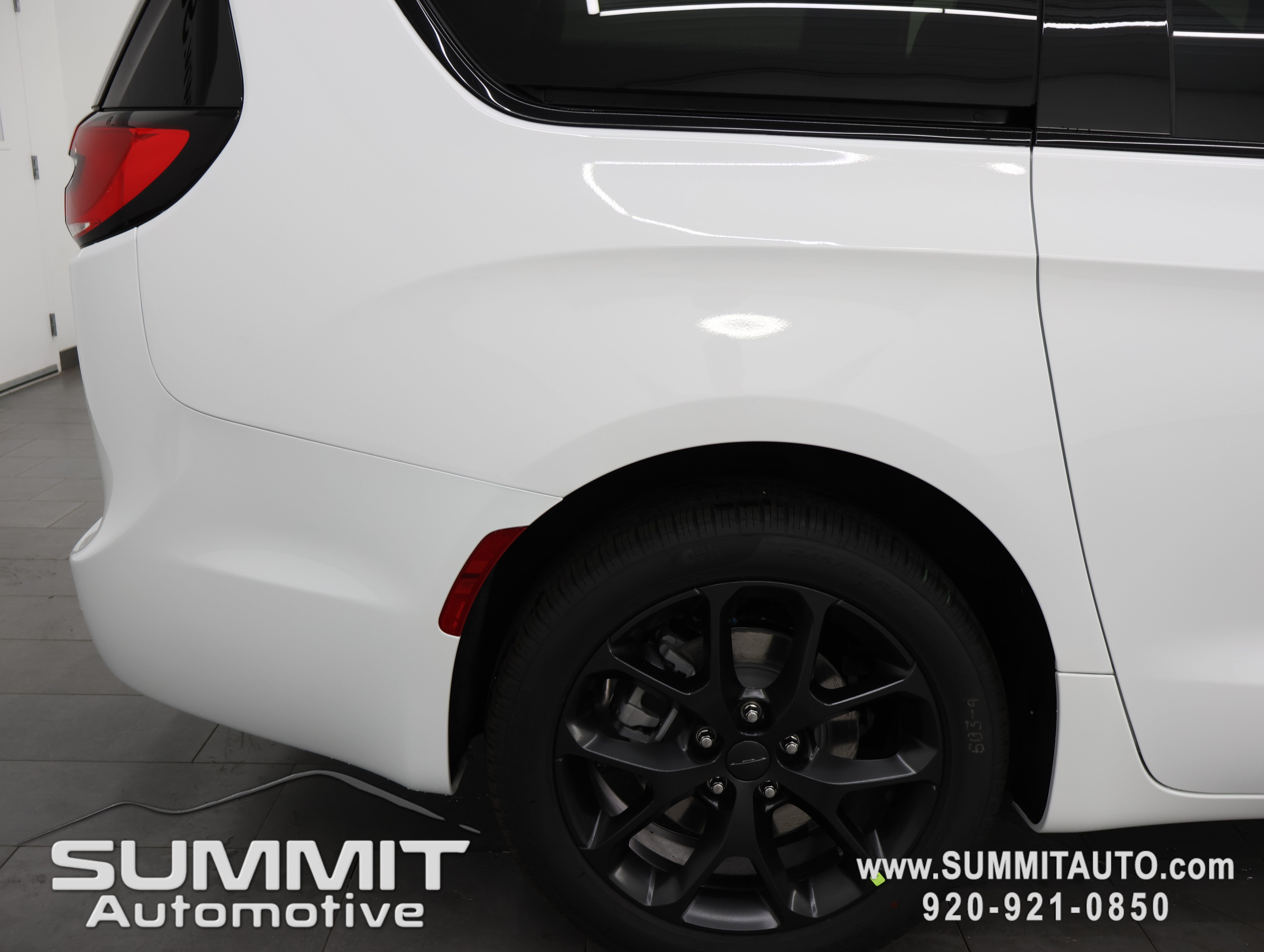 New 2027 Chrysler Pacifica Limited AWD/4WD image 31