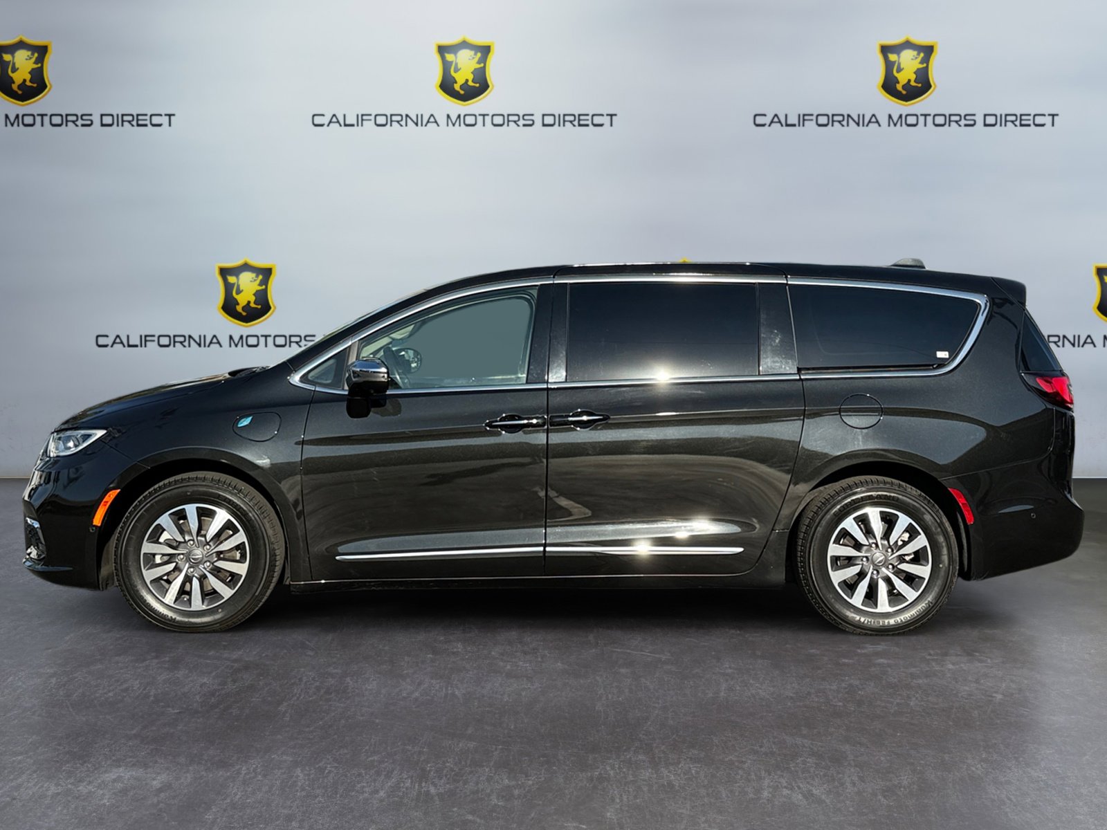Used 2022 Chrysler Pacifica Limited w/ Uconnect Theater Family Group image 2