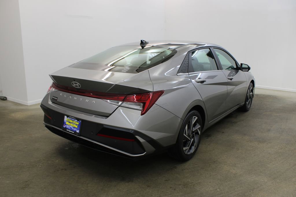 Used 2024 Hyundai Elantra Limited FWD image 5