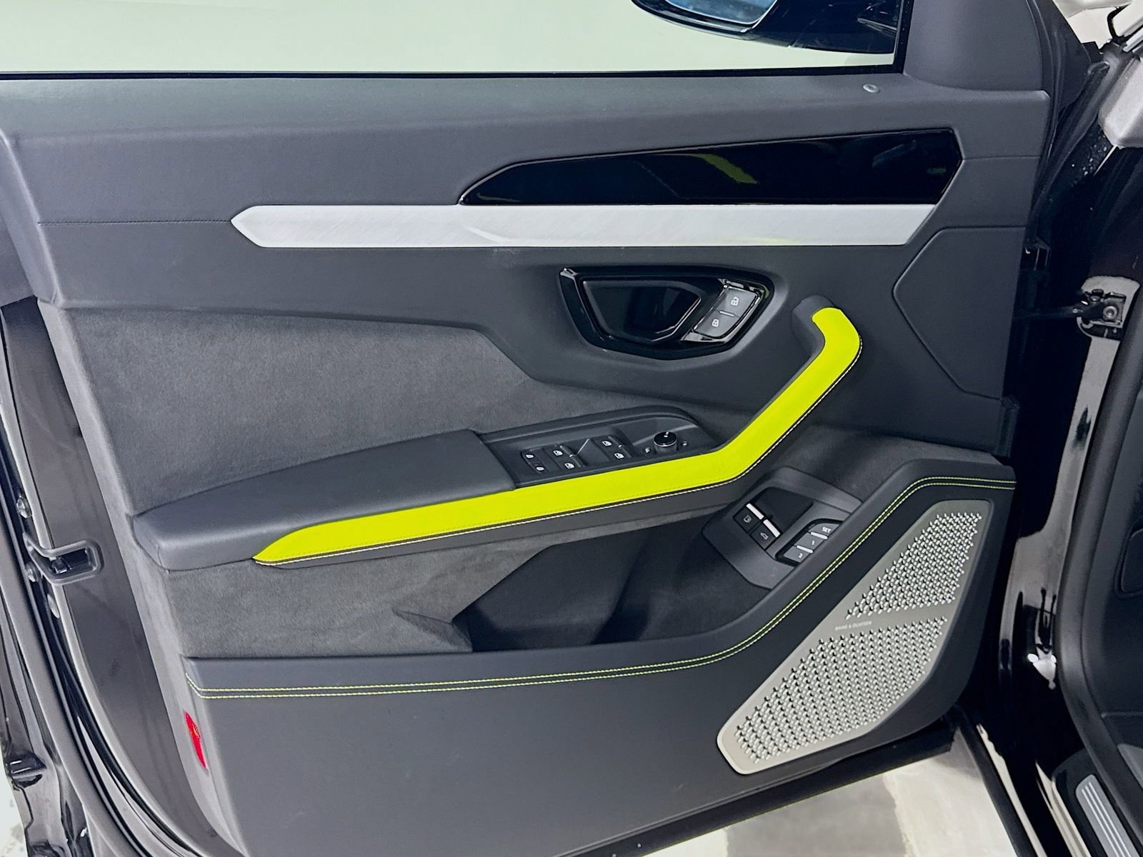 Used 2025 Lamborghini Urus SE image 15