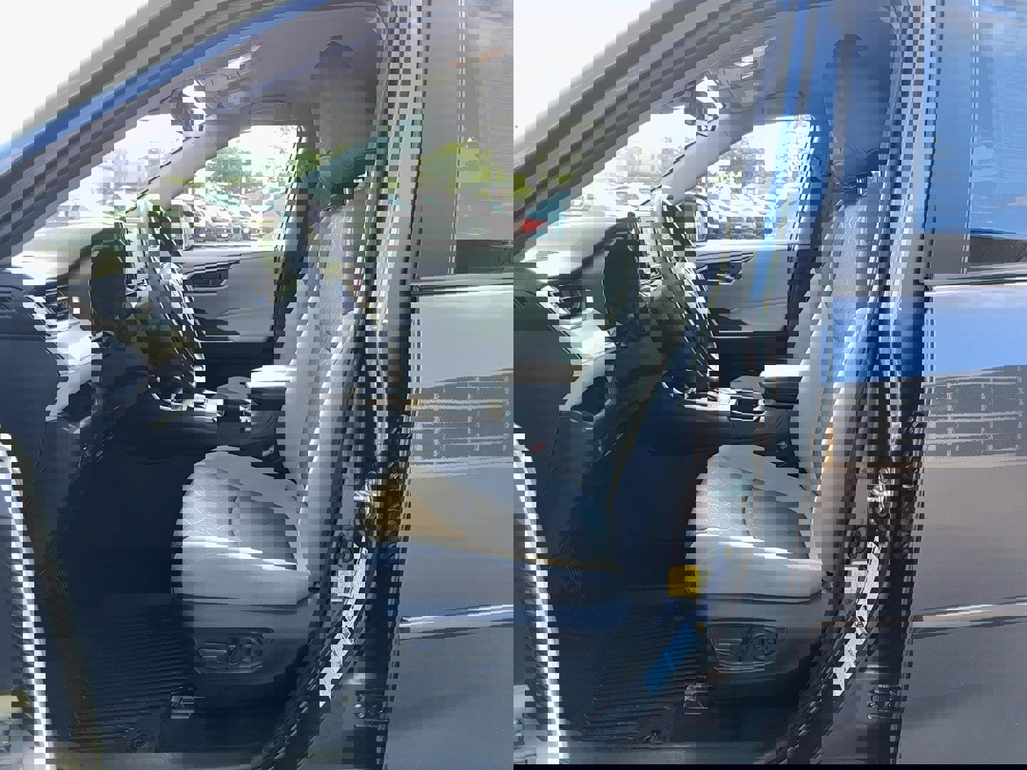 Used 2022 Toyota RAV4 XLE image 16