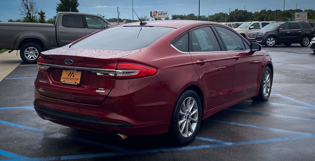 Used 2017 Ford Fusion SE w/ Fusion SE Technology Package FWD image 11
