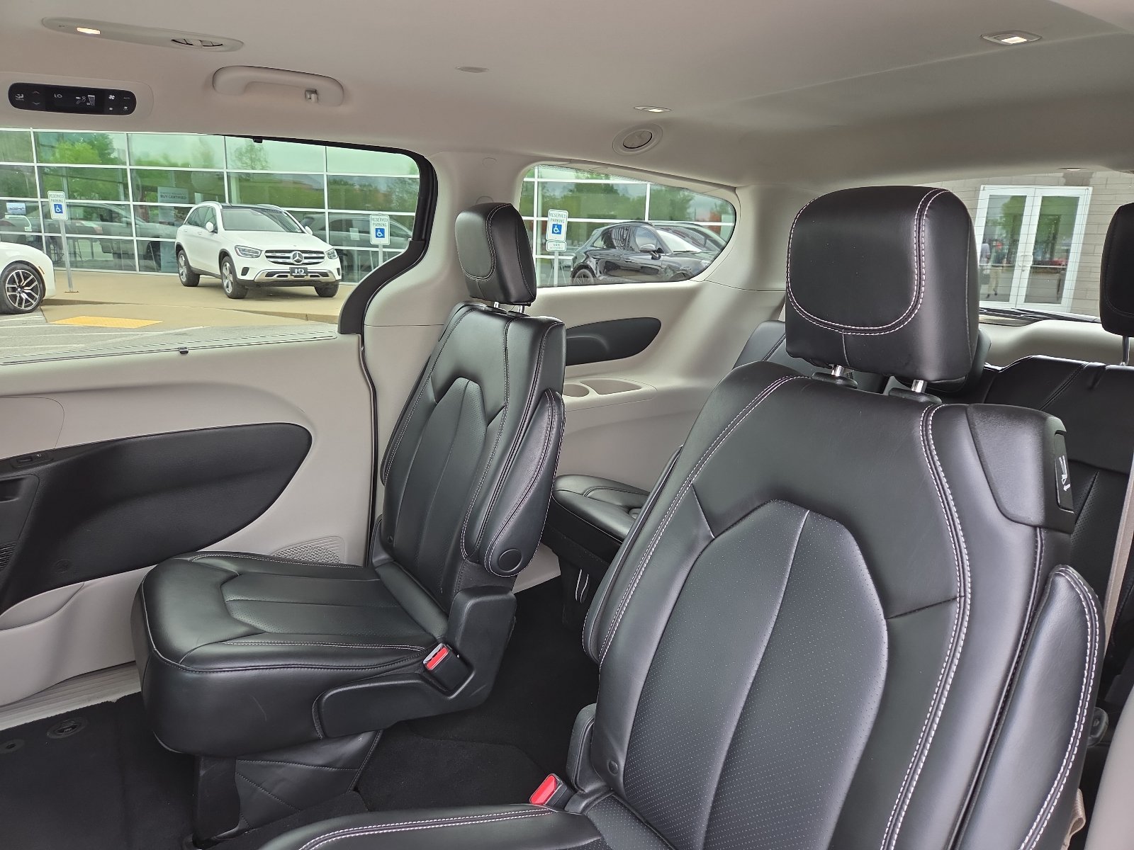 Used 2023 Chrysler Pacifica Touring-L FWD image 9
