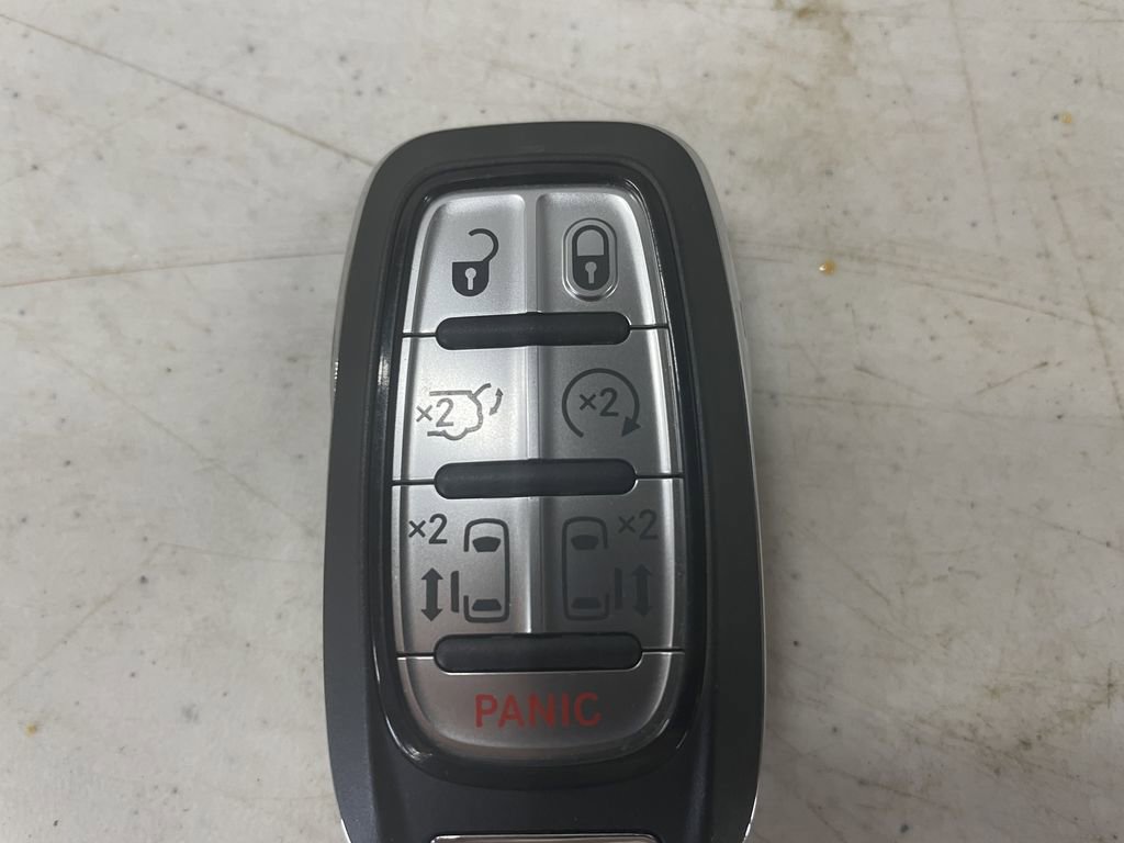 Used 2023 Chrysler Pacifica Touring image 12