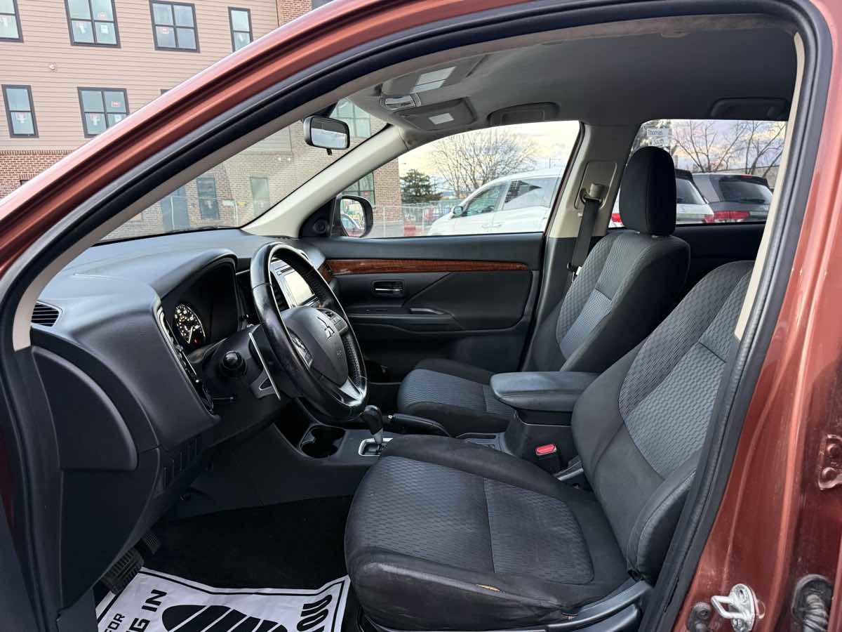 Used 2014 Mitsubishi Outlander GT image 9