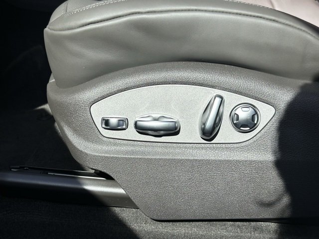 Certified 2025 Porsche Macan image 31