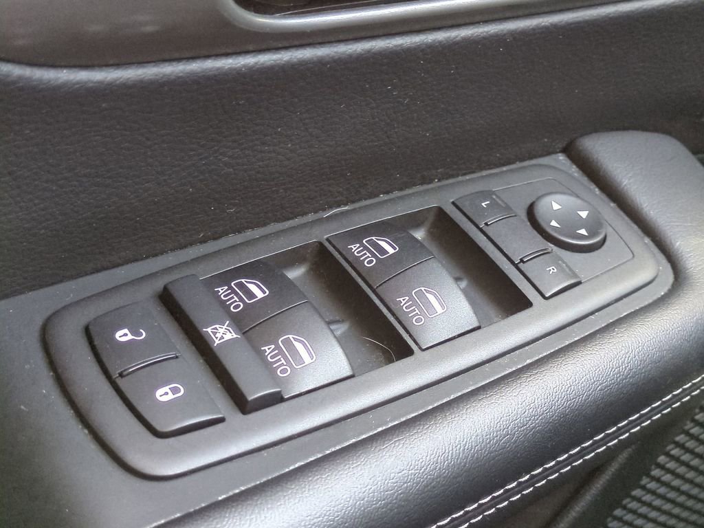 Used 2025 Chrysler Pacifica Select image 27