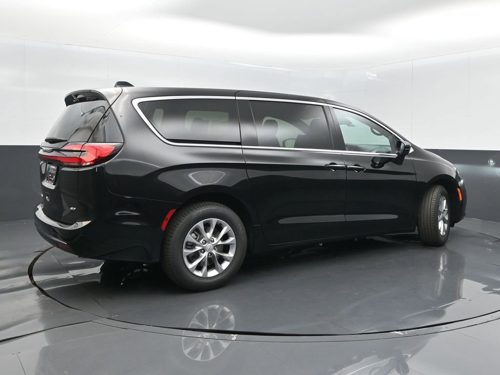 New 2026 Chrysler Pacifica Select image 7