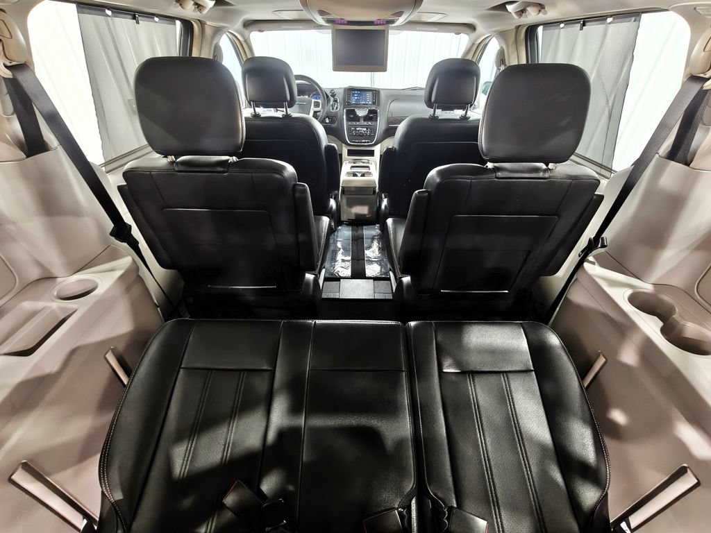 Used 2016 Chrysler Town & Country Touring-L FWD image 30