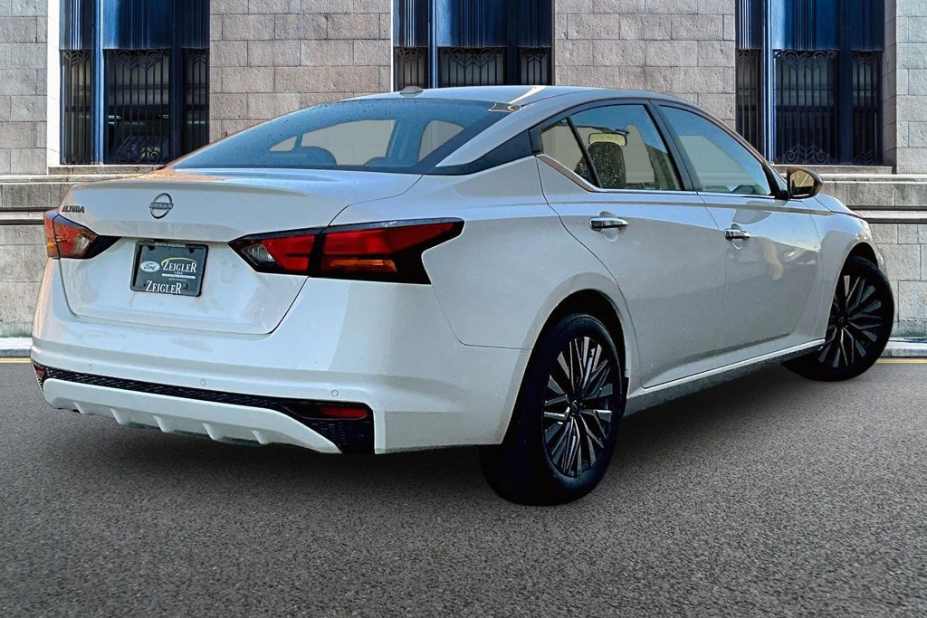 Used 2025 Nissan Altima 2.5 SV FWD image 11