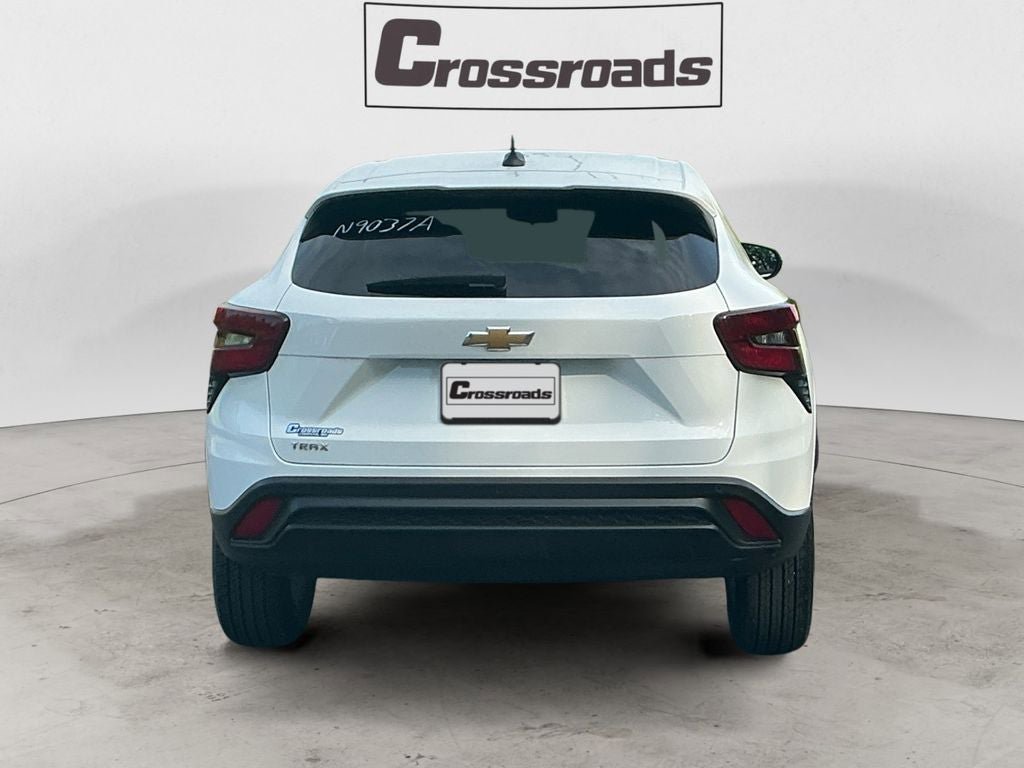 Used 2025 Chevrolet Trax LS w/ LS Convenience Package FWD image 4
