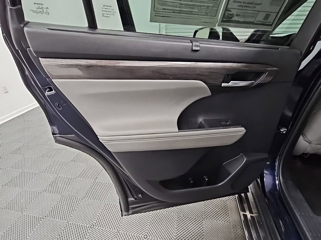 Used 2023 Toyota Highlander Limited image 37