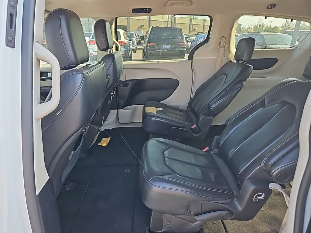 Used 2022 Chrysler Pacifica Touring-L image 15