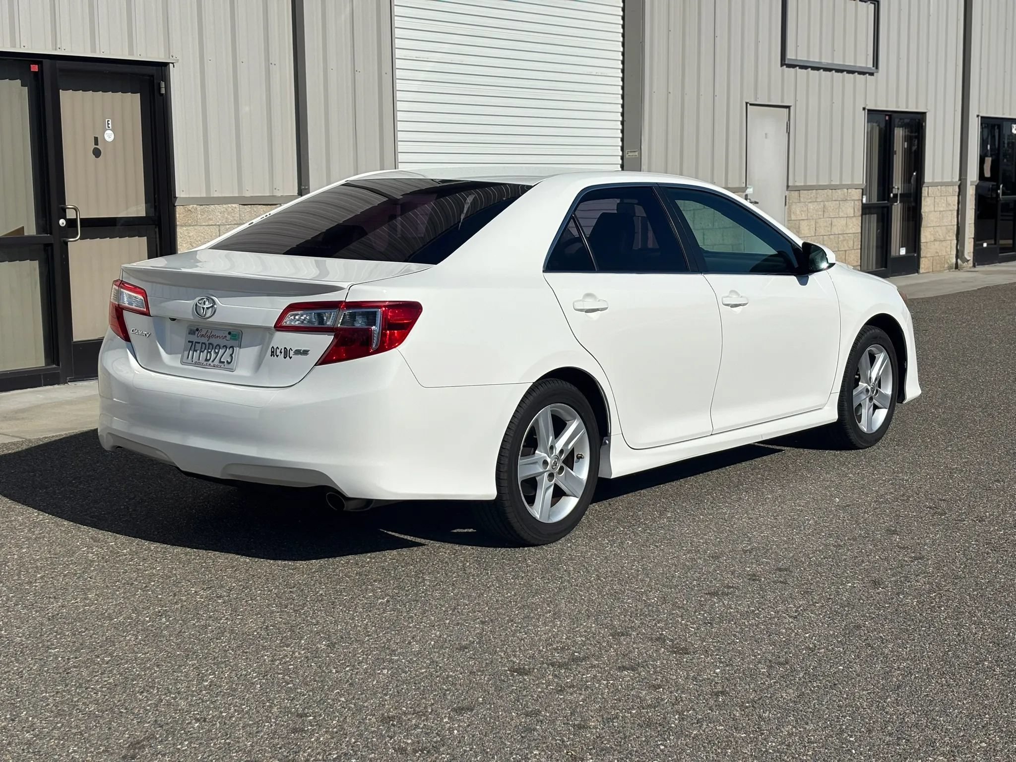 Used 2014 Toyota Camry SE FWD image 3