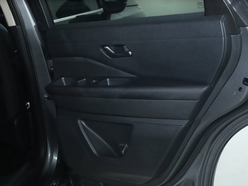 Used 2025 Nissan Pathfinder SV image 33