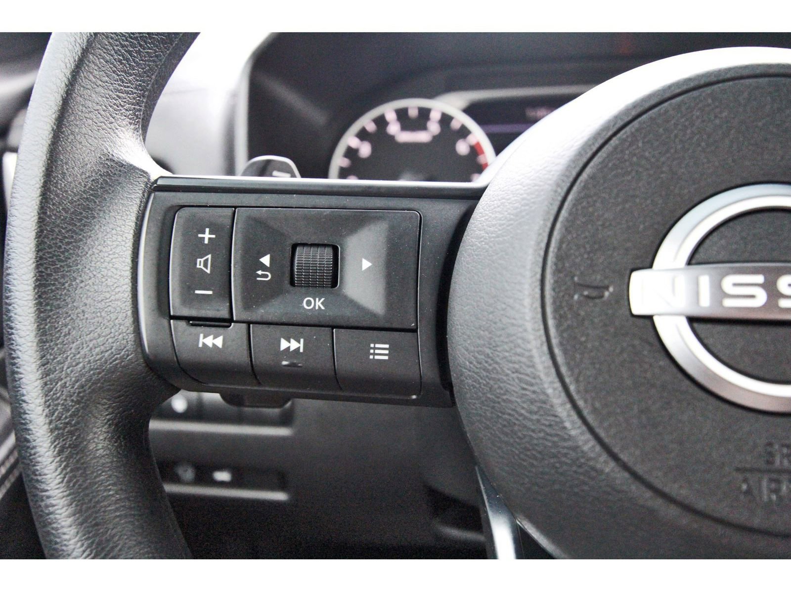 Used 2024 Nissan Rogue SV image 23