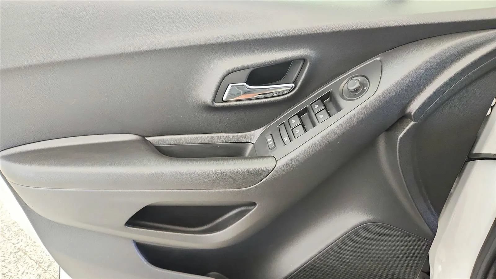 Used 2022 Chevrolet Trax LT w/ Driver Confidence Package AWD/4WD image 32