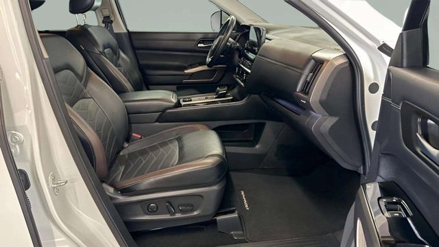 Used 2024 Nissan Pathfinder Platinum image 17