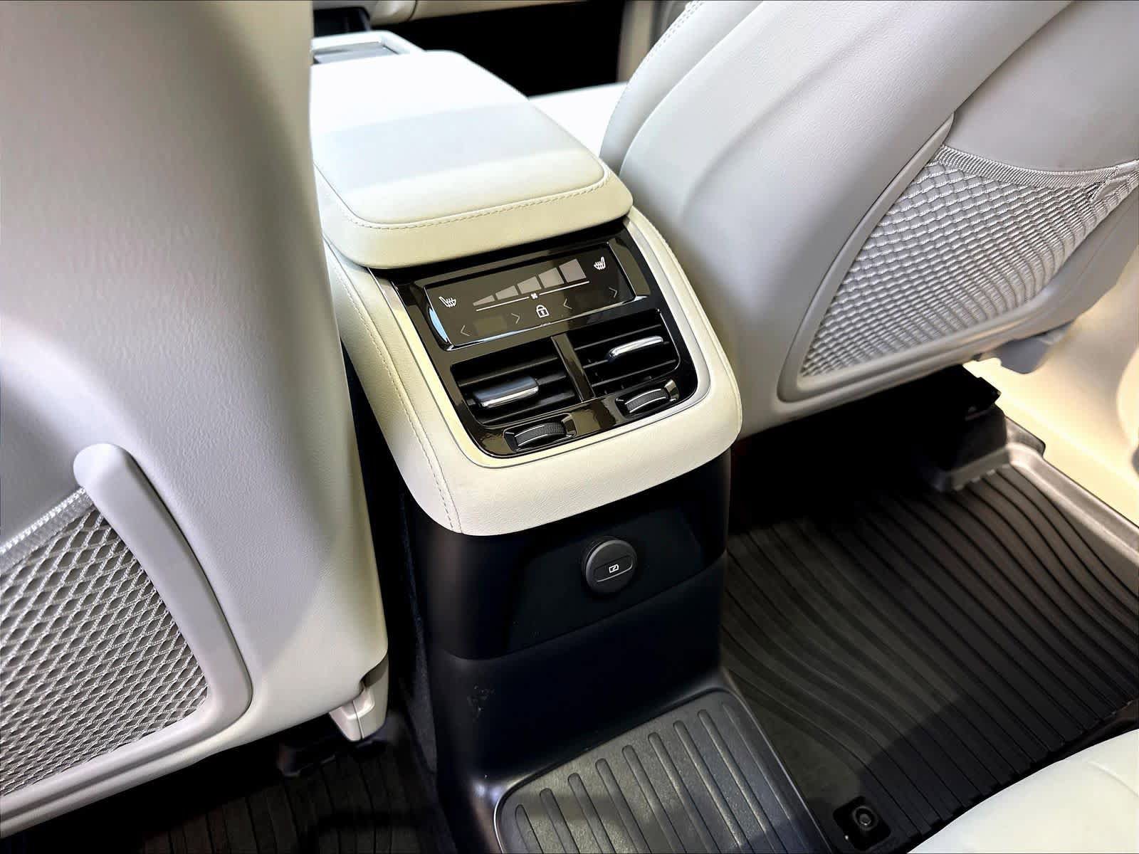 Used 2026 Volvo XC90 T8 Ultra w/ Protection Package Premier AWD/4WD image 39