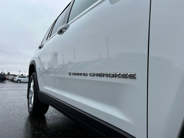 Used 2023 Jeep Grand Cherokee Limited w/ Luxury Tech Group II image 16