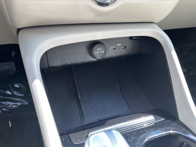 Certified 2023 Volvo XC40 B5 Plus w/ Protection Package Premier AWD/4WD image 27