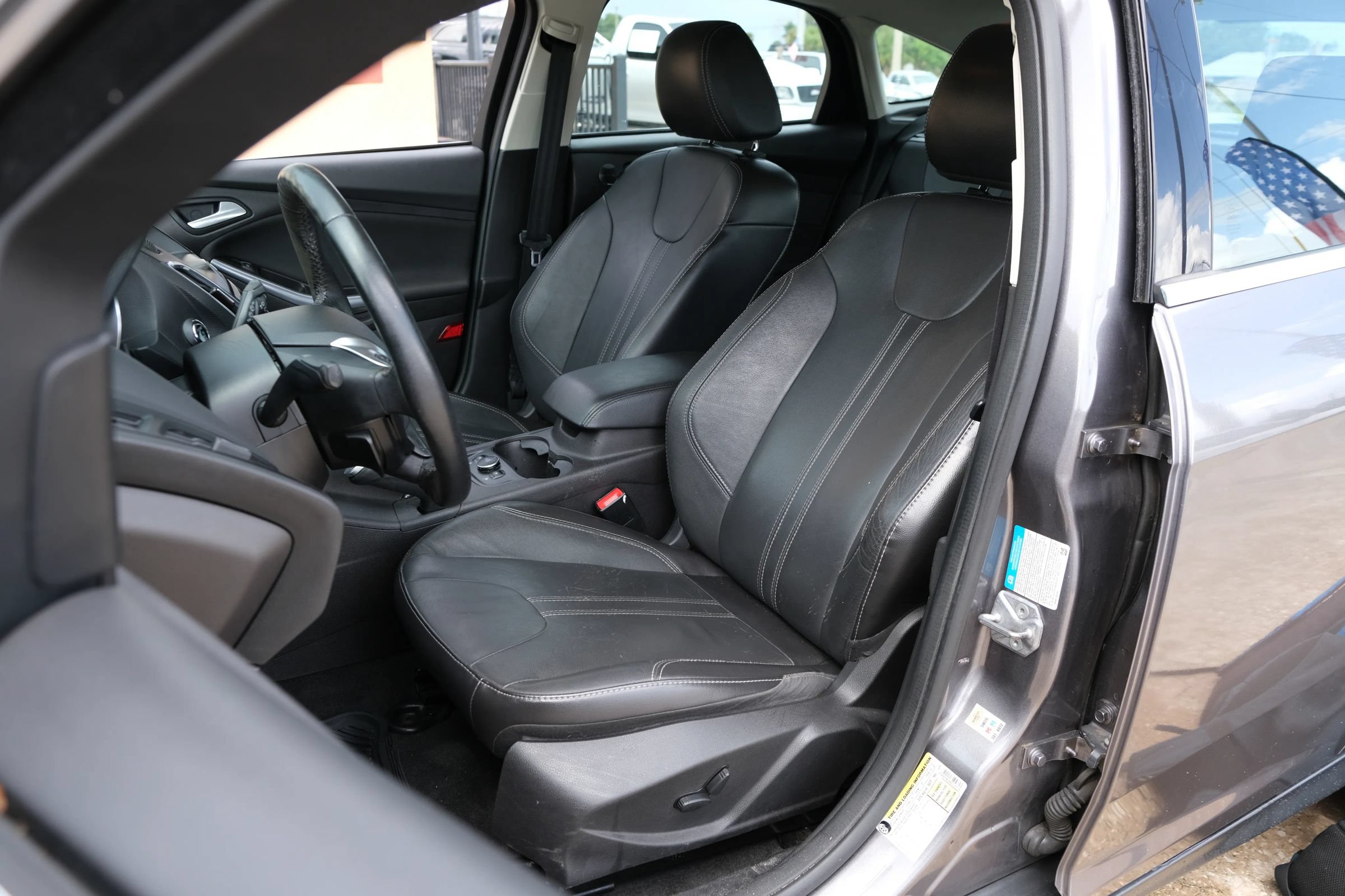 Used 2014 Ford Focus Titanium FWD image 9