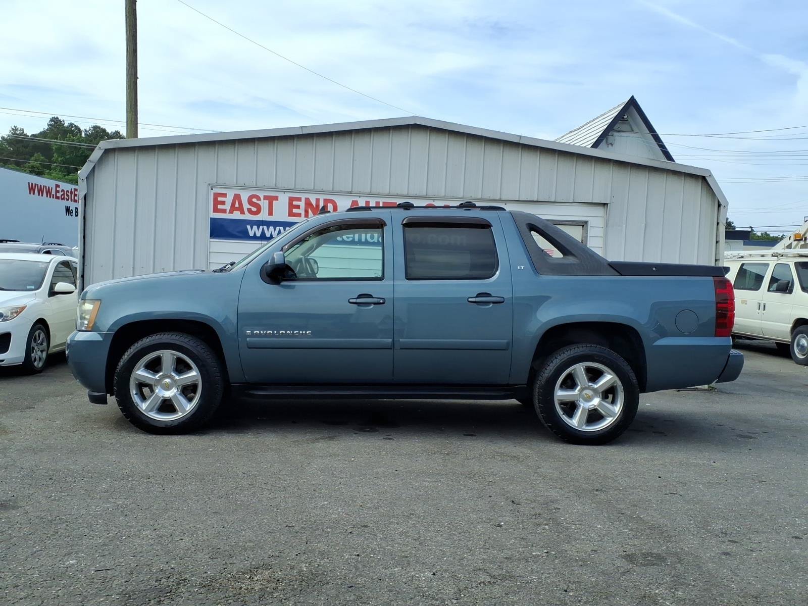 Used 2009 Chevrolet Avalanche LT w/ Convenience Package #1 RWD image 2