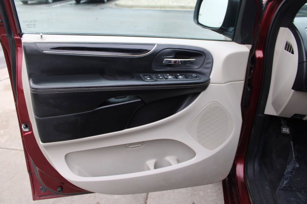 Used 2019 Dodge Grand Caravan SXT image 16