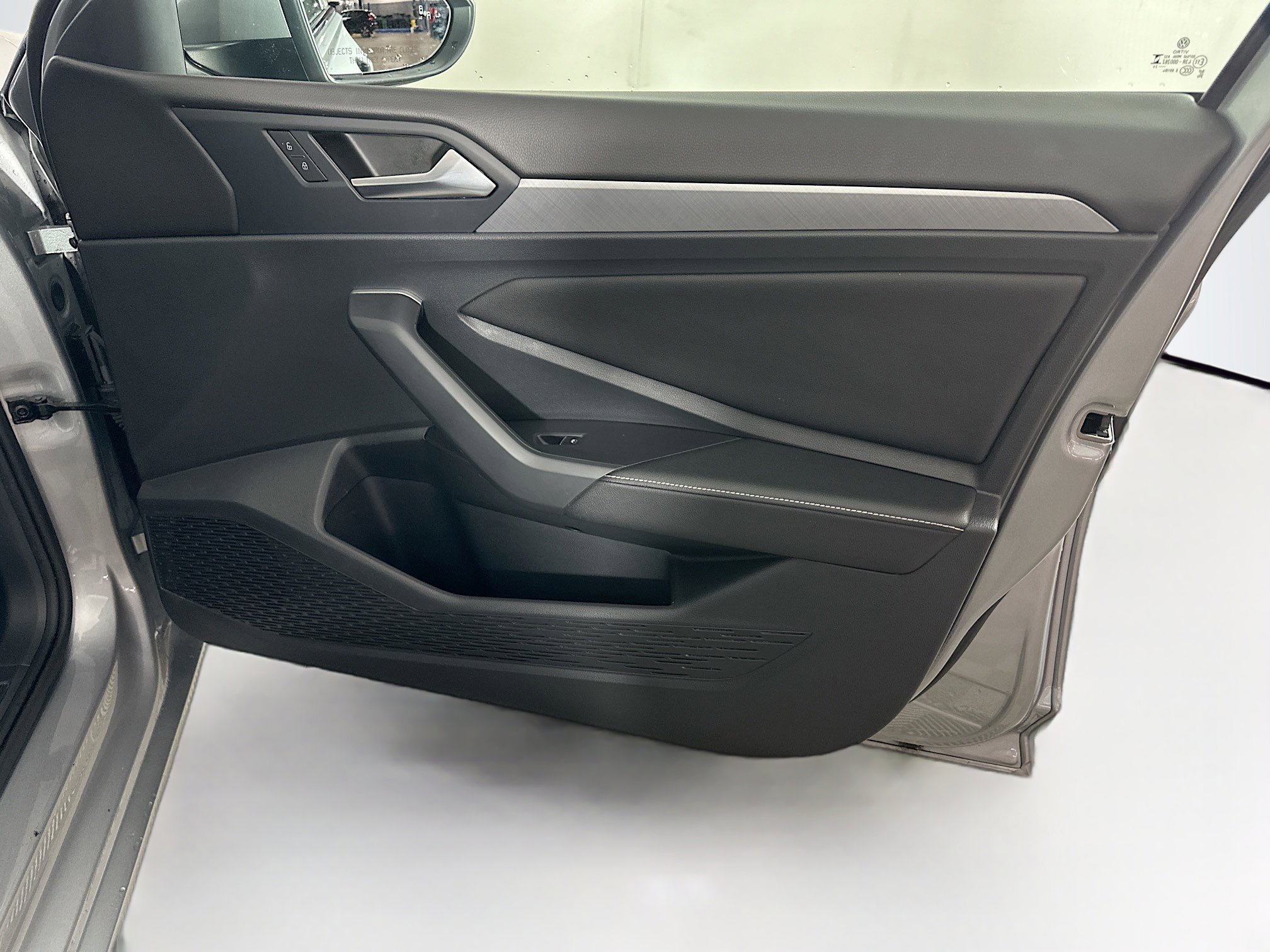 Used 2024 Volkswagen Jetta SE image 30