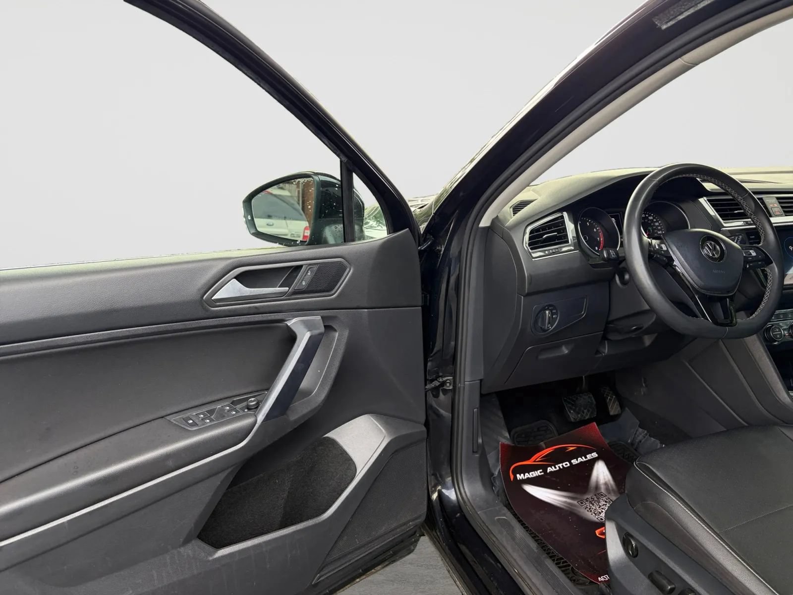 Used 2021 Volkswagen Tiguan SE w/ Panoramic Sunroof Package AWD/4WD image 11