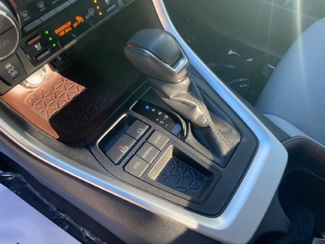 Used 2019 Toyota RAV4 Limited w/ Cold Weather Package FWD image 27