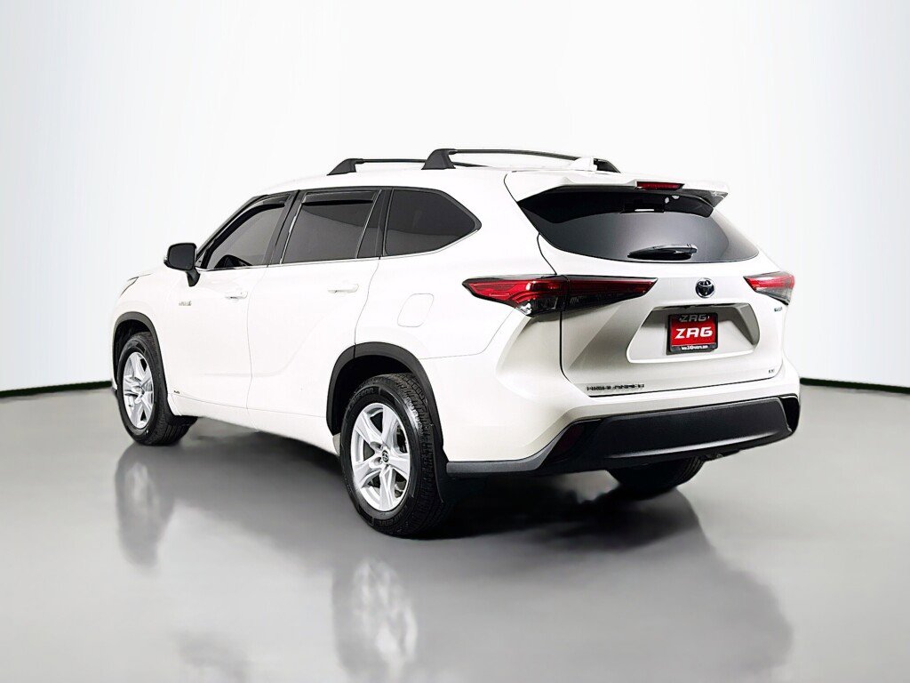 Used 2021 Toyota Highlander LE image 3